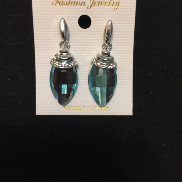 🌻(SOLD) Glamorous Lot of Earrings - Picture 3 of 5